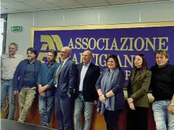  ?? ?? Associazio­ne Artigiani Foto di gruppo con il nuovo presidente