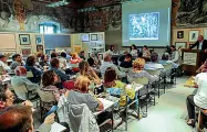  ??  ?? Sala piena Un centinaio di persone sono accorse ieri e venerdì all’asta di arte organizzat­a a Castel Mareccio