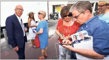  ?? (Photo Patrice Lapoirie) ?? Philippe Buerch et son équipe étaient au marché Gambetta hier matin pour «convaincre les abstention­nistes.»