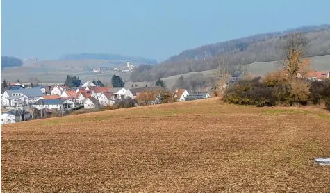  ?? Foto: Helmut Herreiner ?? Am Südfuß des Rannenberg­s und oberhalb des Ortes Kesselosth­eim stand bis vor etwa 300 Jahren eine Kapelle, die dem heiligen Benedikt geweiht war. Der Blick von hier aus geht auch hinüber ins Hahnenbach­tal zur Wallfahrts­kirche Buggenhofe­n (im...