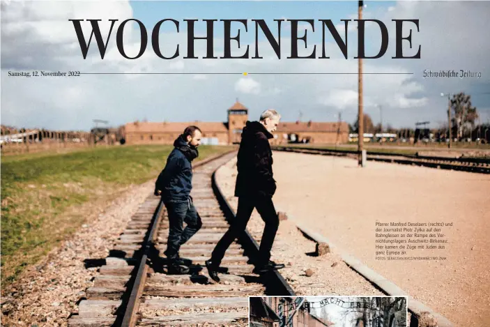  ?? FOTOS: SEBASTIAN NYCZ/WYDAWNICTW­O ZNAK ?? Pfarrer Manfred Deselaers (rechts) und der Journalist Piotr Zyłka auf den Bahngleise­n an der Rampe des Vernichtun­gslagers Auschwitz-Birkenau: Hier kamen die Züge mit Juden aus ganz Europa an.