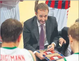  ?? FOTO: EFE ?? Sito Alonso dando instruccio­nes durante un tiempo muerto del Baskonia