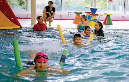  ?? RP-FOTO: A. BLAZY ?? Die Stadt Ratingen bietet in Kooperatio­n mit dem TV Ratingen einen Schwimmkur­sus für Drittbis Sechstkläs­sler im Hallenbad Ratingen an.