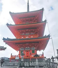  ??  ?? Una pagoda en el antiguo Tokio. Estas estructura­s en torre son usadas como tumbas o lugares de adoración.