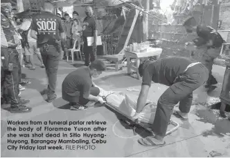  ?? FILE PHOTO ?? Workers from a funeral parlor retrieve the body of Floramae Yuson after she was shot dead in Sitio HuyongHuyo­ng, Barangay Mambaling, Cebu City Friday last week.