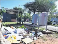  ?? ?? Todo tipo de basura se acumula a un costado del paseo.