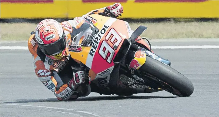  ?? FOTO: GETTY ?? Marc Márquez arrastrand­o codo por el asfalto de Le Mans durante la carrera de MotoGP. Tercera victoria seguida con escapada en solitario del de Cervera y sus rivales ya empiezan a verbalizar lo que se les viene encima