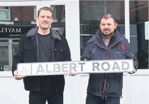  ??  ?? David Brandreth, from Brooklands Park – grandson of Marie Owens’ sister – with Iain Dignall, Halton’s senior engineer, and the street sign