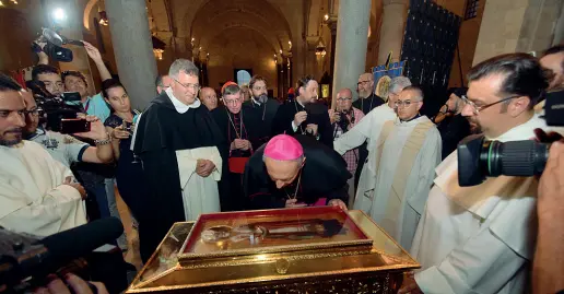  ??  ?? La cerimonia L’arcivescov­o Cacucci bacia la reliquia di San Nicola esposta in occasione del recente viaggio a Mosca