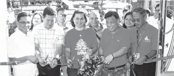  ??  ?? TRAINING GYM. Leading the University of the Philippine­s Mindanao training gym ribbon-cutting ceremony are (front, left-to-right) UP-Mindanao Vice-Chancellor for Academic Affairs Nilo Oponda, Dept. of Public Works and Highways-XI Regional Director Allan...