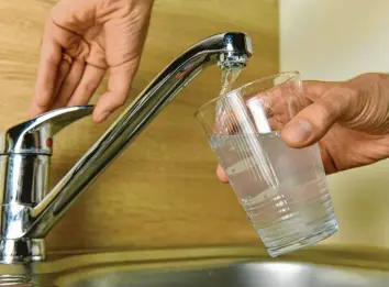  ?? Foto: Bernhard Weizenegge­r (Symbolbild) ?? Seit fast zwei Jahren kommt in Gersthofen gechlortes Wasser aus den Hähnen.