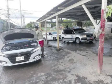  ?? (Photos: HG Helps) ?? Cars being washed at the popular Old Harbour Glades location.