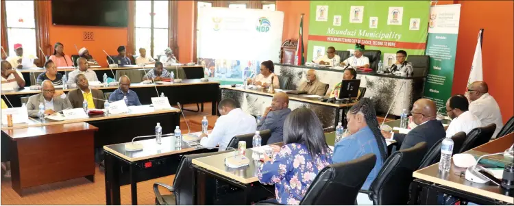  ?? (Pictures: Igunundu Press/Siyethaba Mhlongo) ?? Officials from various tiers of government are seen engaging during a meeting held at the City Hall’s council chambers