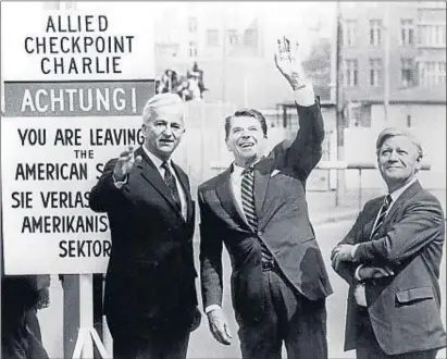  ?? AP PHOTO ?? Von Weizsäcker, con Ronald Reagan y Helmut Schmidt, en el berlinés Checkpoint Charlie en 1982