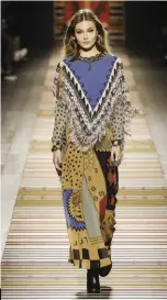  ??  ?? FOLKLos años setenta han sido fuente de inspiració­n reciente de creativos como el belga Raf Simons, pero este vestido de Etro lleva al bohofolk a otro nivel. Izquierda: pasarela de la firma Etro.