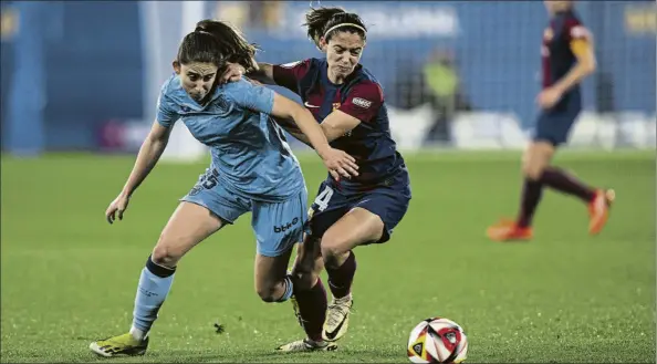  ?? FOTO: PERE PUNTÍ ?? A tope Clara Pinedo, autora del gol bilbaíno, pugna por la posesión del balón con Aitana