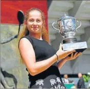  ?? AFP ?? French Open women’s champion Jelena Ostapenko with her trophy in front of a sculpture of Suzanne Lenglen in Paris on Sunday.