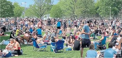  ?? TWITTER ?? Photos of the swaths of people in Trinity Bellwoods Park on Saturday appeared on Twitter, sparking outrage from health officials, doctors and Toronto politician­s.
