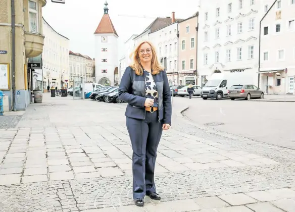  ?? Wakolbinge­r //// Hermann ?? Christa Raggl-Mühlberger ist blaue Vizebürger­meisterin in Wels neben Andreas Rabl (FPÖ).