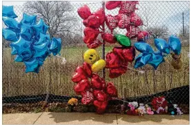  ?? MIKE HOUSEHOLDE­R / AP ?? A makeshift memorial sits along a fence near where Robert Godwin Sr. was shot dead in Cleveland on Sunday afternoon while collecting aluminum cans. Police said Steve Stephens killed Godwin and posted a video of it on Facebook.