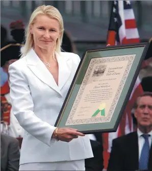  ?? REUTERS FILE ?? Jana Novotna poses with her certificat­e after being inducted into the Internatio­nal Tennis Hall of Fame in Newport, Rhode Island, in 2005. Novotna, who died of cancer on Sunday at age 49, won 24 singles titles and 76 doubles titles over her 12-year...