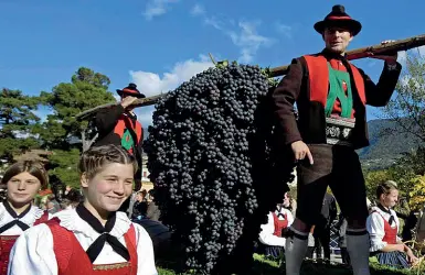  ??  ?? Tradizioni
Due giorni di kermesse e non tre quest’anno Al posto del corteo, verranno posizionat­i i carri nelle piazze