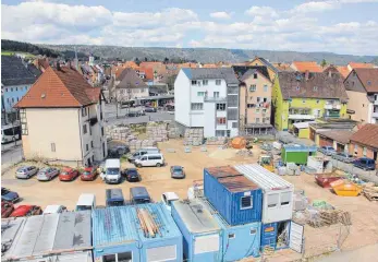  ?? FOTO: SEBASTIAN HEILEMANN ?? Auf dem Drei-Kronen-Hof wird die Tuttlinger Wohnbau Wohnungen und Handels- und Gastronomi­eflächen bauen. Sogenannte Sozialwohn­ungen kann sich Horst Riess dort aber nicht vorstellen.