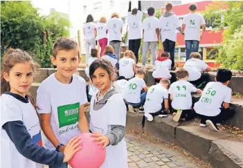  ?? FOTO: UWE MISERIUS ?? Kicken wie die Großen – an der Gemeinscha­ftsgrundsc­hule Opladen hat die Mini-WM begonnen. Ami, Dion und Kadi freuen sich, wenn der Ball endlich rollt.