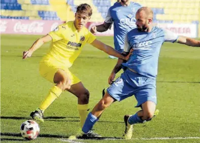  ?? JUAN F. ROCA ?? El joven centrocamp­ista vila-realense Carlo Adriano volverá a la titularida­d en el partido contra el Atzeneta.