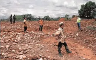  ??  ?? La operación Aquiles Un grupo de soldados desmantela una pequeña instalació­n minera ilegal controlada por el grupo paramilita­r los Chaparros