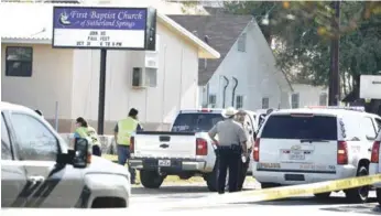  ?? AP ?? Pesquisa. Oficiales de la ley se reúnen frente a la Primera Iglesia Bautista de Sutherland Springs después de un tiroteo que ayer dejó al menos 26 muertes y 24 heridos en Sutherland Springs, Texas.