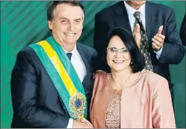  ?? ISAC NOBREGA / AFP ?? Jair Bolsonaro, junto a la ministra Damares Alves, tras la investidur­a