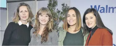  ??  ?? Las emprendedo­ras Soledad Parot (izquierda) y Francisca Abuter y María de los Ángeles Fernández (al extremo derecho), junto a Stefanie Pope, subgerente de RSE y Sustentabi­lidad de Walmart Chile (segunda).
