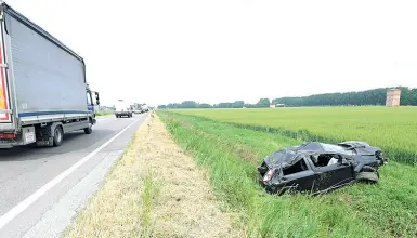  ??  ?? Carambola L’auto del 23enne dopo l’uscita di strada lungo via Marconi, poco dopo è stato travolto da un camion