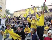  ??  ?? Uno dei tanti GP seguiti in piazza a Tavullia in passato