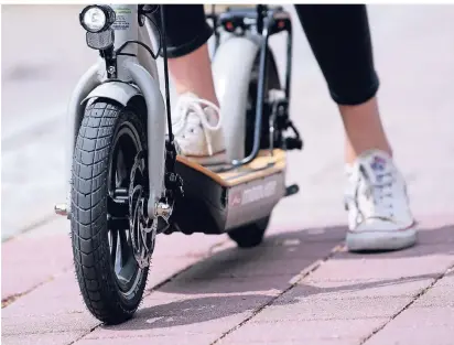  ?? FOTO: SVEN HOPPE/DPA ?? Auch in Rade werden E-Scooter wohl bald zum Straßenbil­d gehören.