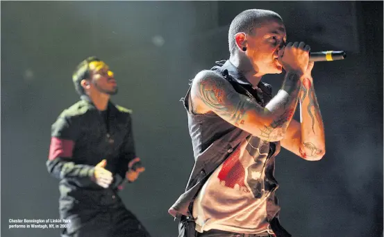  ??  ?? Chester Bennington of Linkin Park performs in Wantagh, NY, in 2007.
