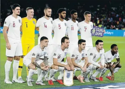  ?? JOSÉ MANUAL VIDAL / EFE ?? La selección inglesa posando en el estadio Benito Villamarín, en la noche del lunes