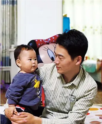  ??  ?? Wu Wenguang, 26, stays with his daughter after returning home from a day’s work in Guzhen County of Bengbu, east China’s Anhui Province.