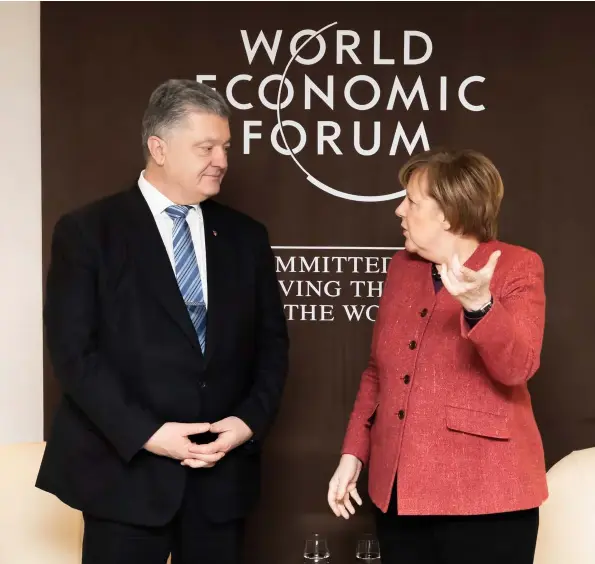  ??  ?? Mächtige unter sich: In Davos trafen sich die Mächtigen der Welt, um ihre Netzwerke zu spinnen. Hier: Petro Poroschenk­o und Angela Merkel.
