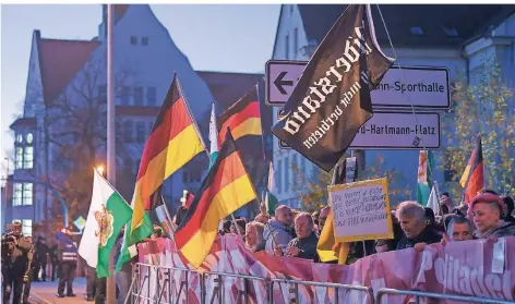  ?? FOTO: DPA ?? Rechte Gruppen demonstrie­ren in Chemnitz gegen den Besuch von Bundeskanz­lerin Angela Merkel.