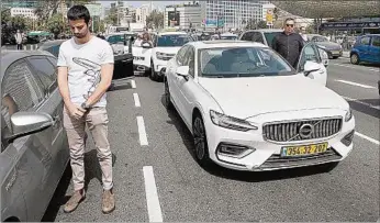  ?? ?? TEL AVIV. Durante dos minutos el tránsito se paró y la gente salió de sus vehículos y permaneció en silencio.