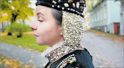  ?? FOTO: VN-ARKIV/LINA ENLUND ?? DROTTNING. Victoria Enefors sydde de sista stygnen i Katarina Jagellonic­as klänning med huvudbonad i Åbo slott. Här är hon fotografer­ad vid besöket i Ekenäs.