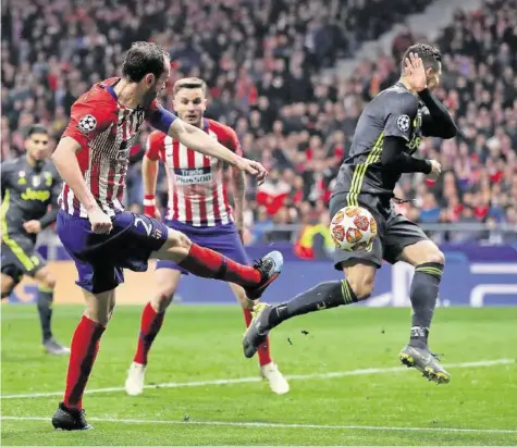  ?? GETTY ?? Innenverte­idiger mit Torriecher: Diego Godín trifft vorbei an Cristiano Ronaldo zum 2:0 für Atlético Madrid.