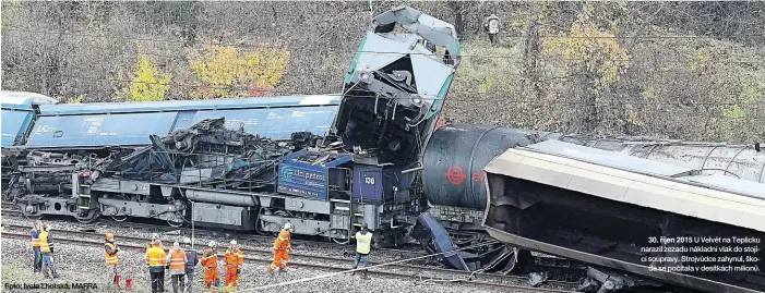  ?? Foto: Iveta Lhotská, MAFRA ?? 30. říjen 2015 U Velvět na Teplicku narazil zezadu nákladní vlak do stojící soupravy. Strojvůdce zahynul, škoda se počítala v desítkách milionů.