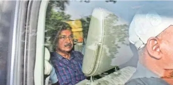  ?? ?? CM Arvind Kejriwal being taken from ED office to Rouse Avenue Court, Thursday.
Abhinav Saha