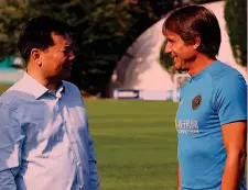  ??  ?? Dialogo Zhang Jindong, 57 anni, proprietar­io dell’Inter, e Antonio Conte, 51