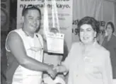  ??  ?? A star struck runner excitedly showed off his finisher’s certificat­e to Susan Roces who gamely mingled with the participan­ts of the PhilHealth Run Dagupan leg