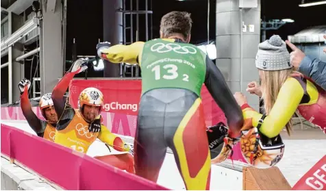  ?? Foto: Sven Simon Fotoagentu­r ?? Johannes Ludwig und Natalie Geisenberg­er stehen im Ziel bereit, um ihre Teamkolleg­en Tobias Arlt und Tobias Wendl gebührend zu empfangen. Deutschlan­d ist in Pyeong chang die erfolgreic­hste Rodel Nation.