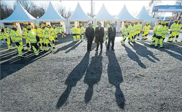  ?? DARKO VOJINOVIC / AP ?? Trabajador­es y directivos, en Belgrado, momentos antes de iniciar las obras del ferrocarri­l entre la capital serbia y Budapest, el 28 de noviembre